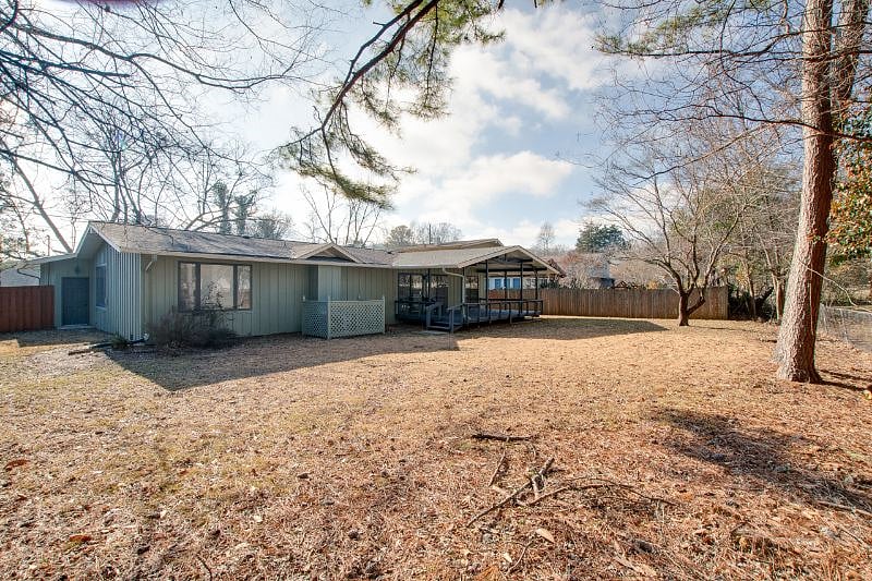 Large level back yard