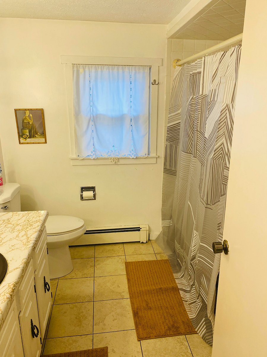 Upstairs full bath