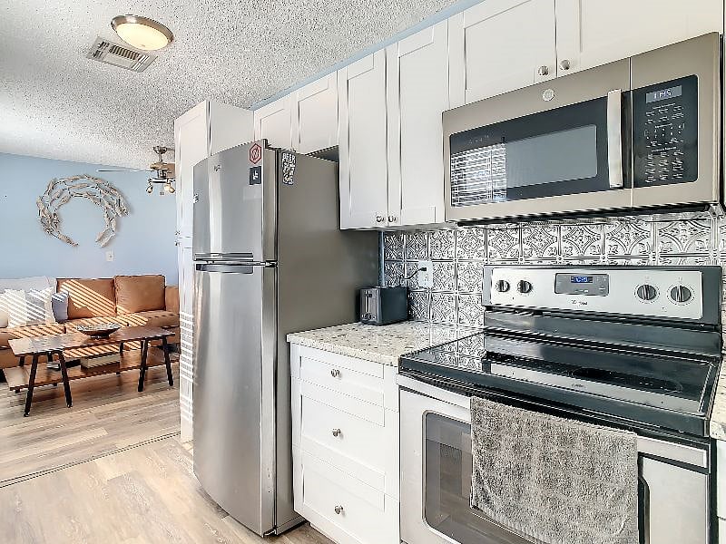 Kitchen w/ Refrigerator, microwave, oven and dishwasher