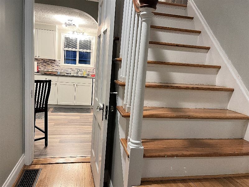 12 steps staircase
takes you upstairs to bedrooms