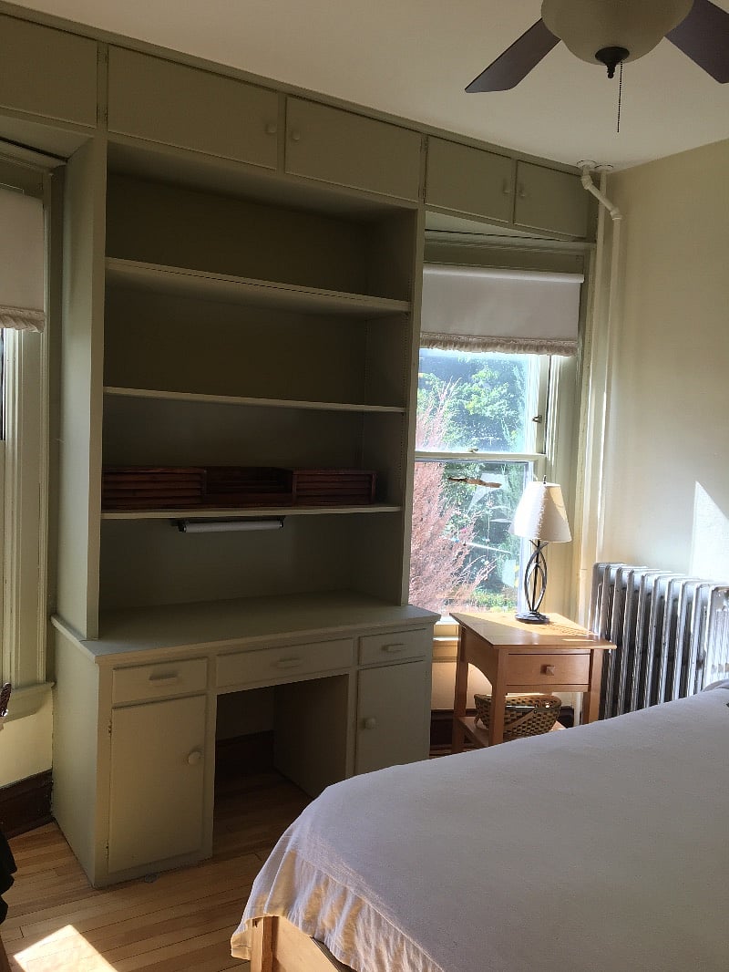 Built in desk in Bedroom 1