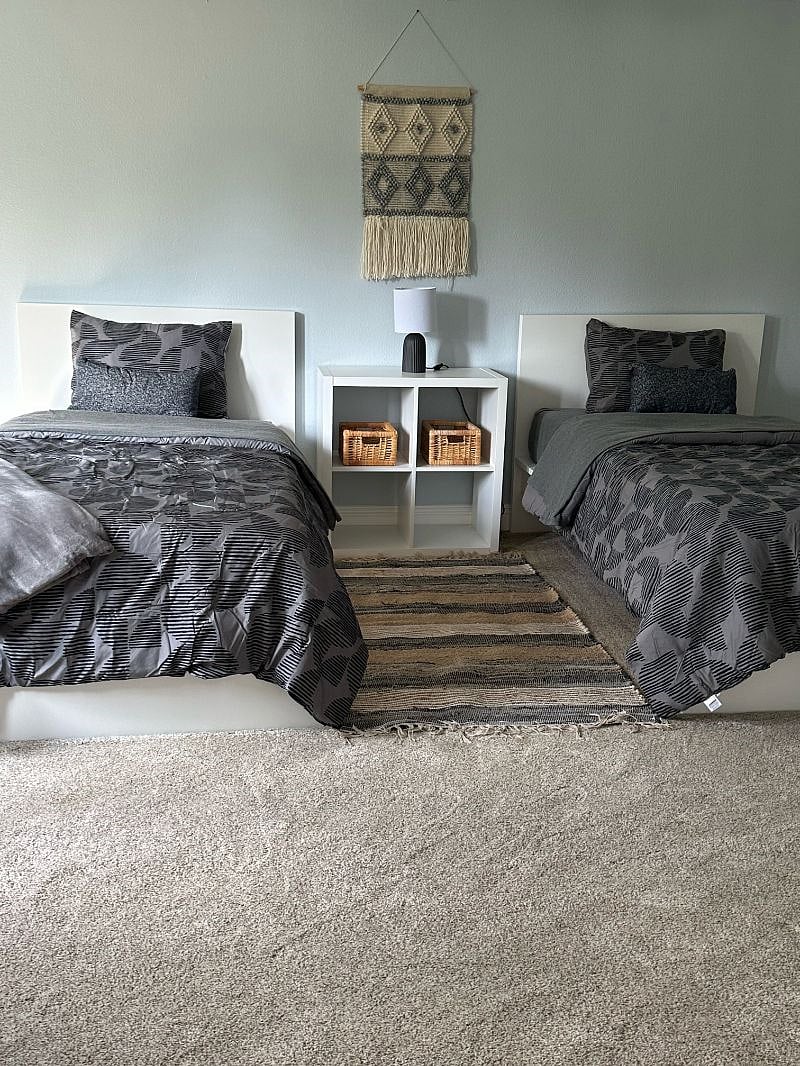 bedroom with two twins
