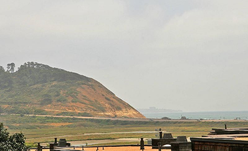 Torrey Pines State Beach and hiking trails. Beach access is 1/4 mile from the apartment. The base of the trails are 1 mile away. 