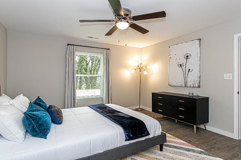 Queen bedroom, blackout curtains