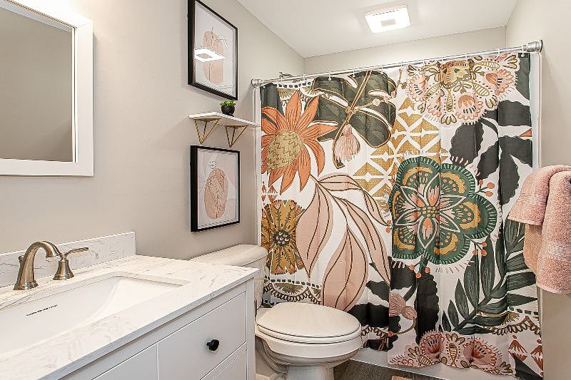 Guest bathroom with shower / tub combo
