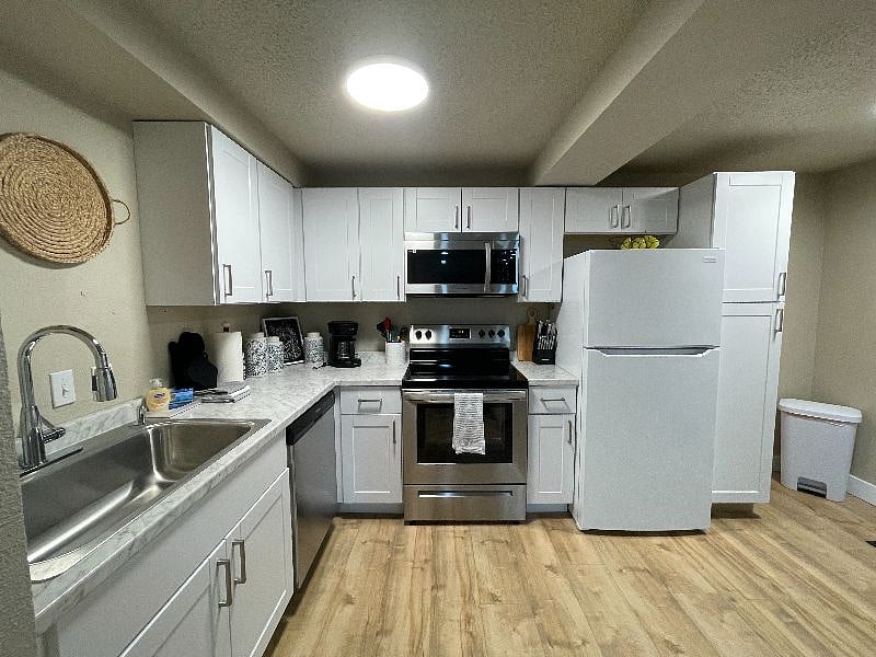Fully furnished kitchen!

