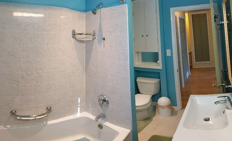 Bathroom (upper level)