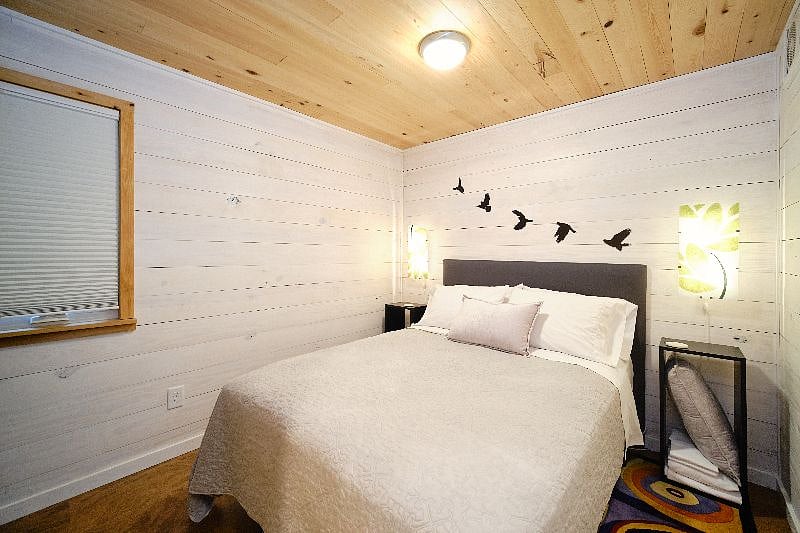 Main bedroom with queen bed.