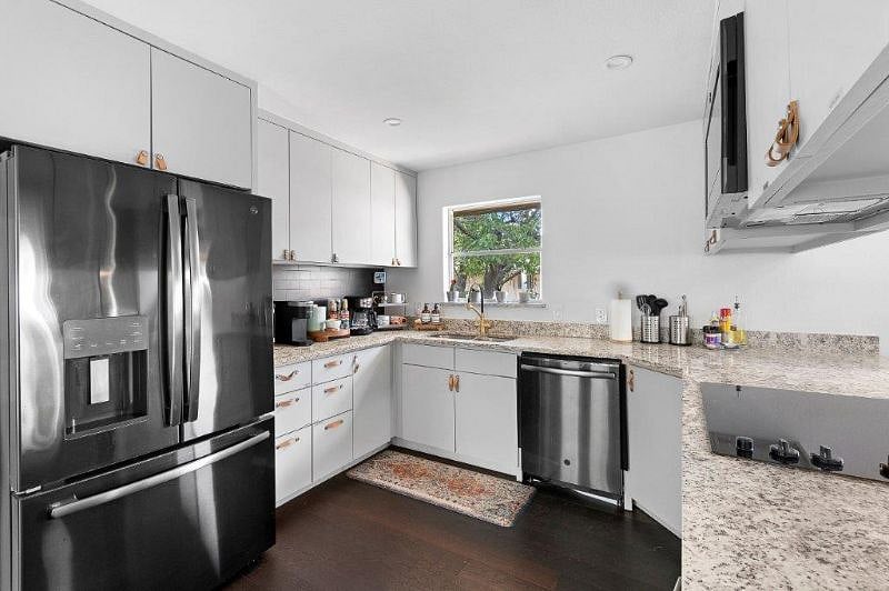 Full size kitchen with necessities.