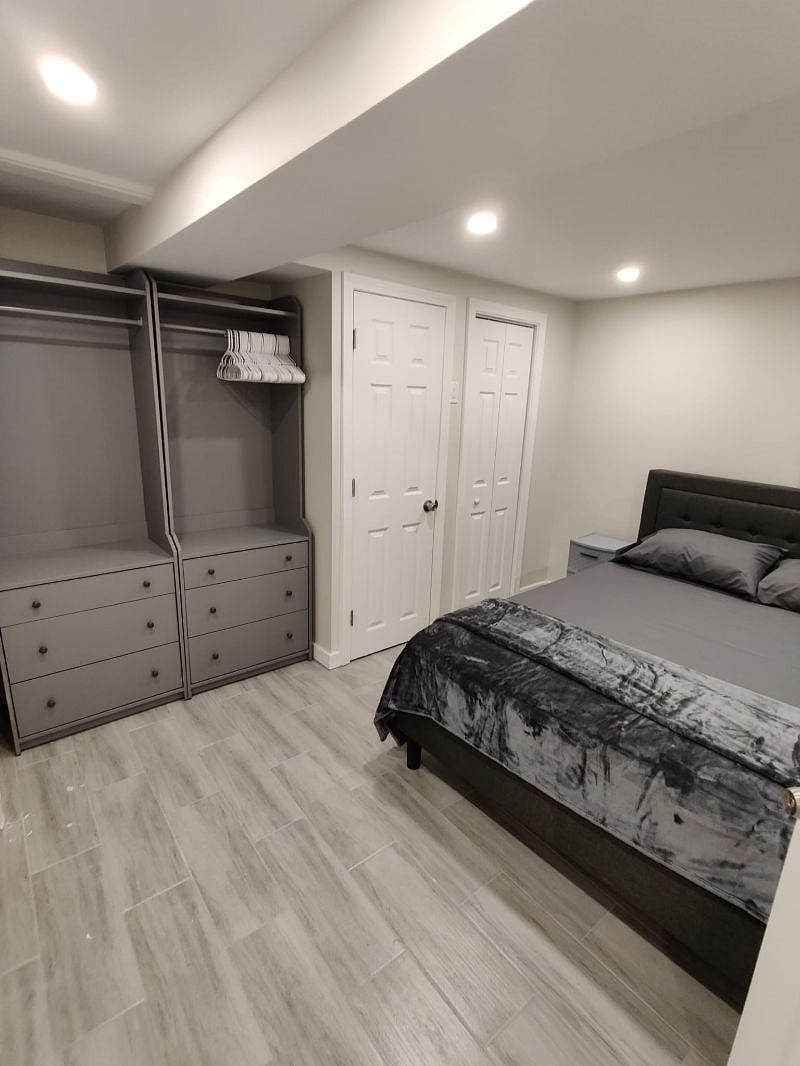 Bedroom with queen size bed