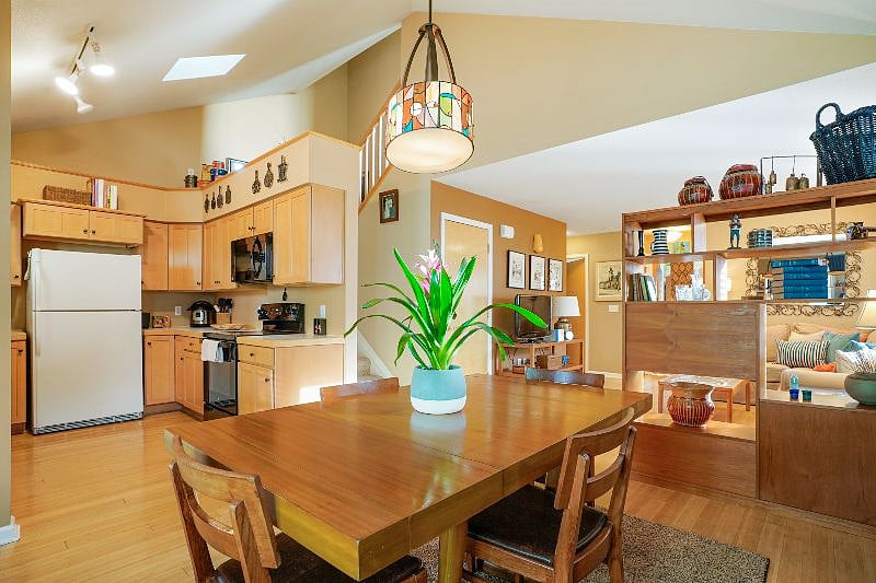 Shared dining on 1st floor
