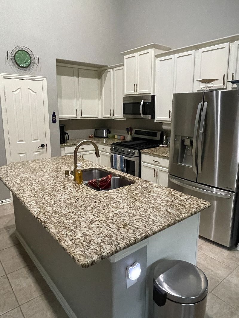 Common area fully stocked kitchen 