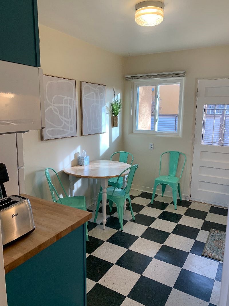 Cute retro eat-in kitchen