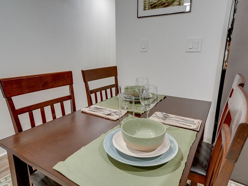 Cozy dining table for 4