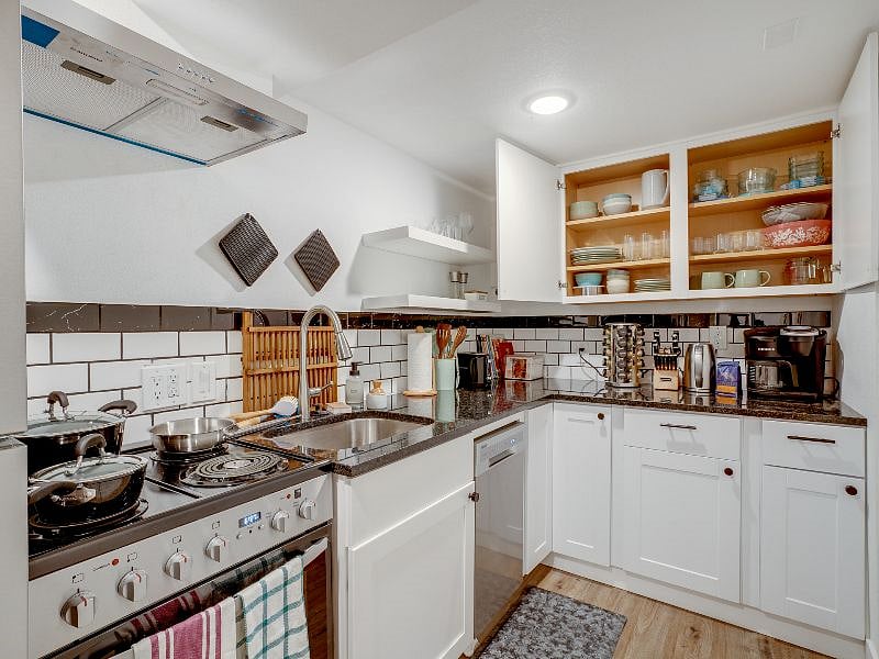 Fully stocked kitchen with everything you need to cook yourself a hearty meal