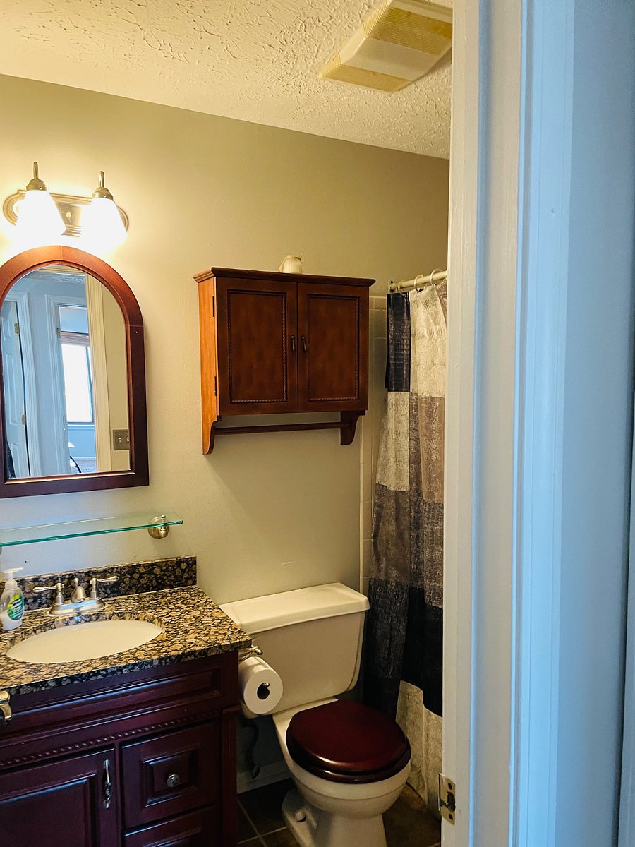 Guest bathroom with tub/shower