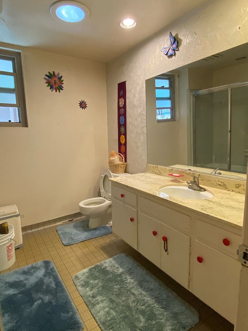2nd Bath with Tub