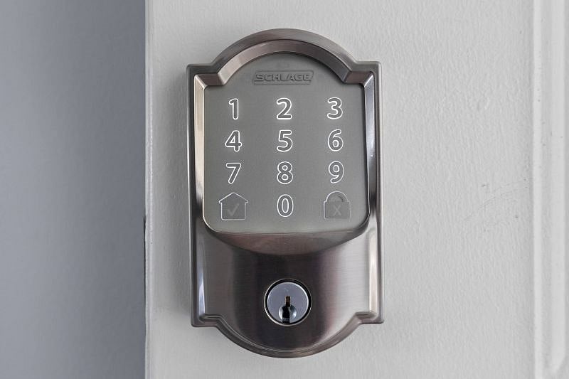 Electronic lock for smooth check-in and check-out