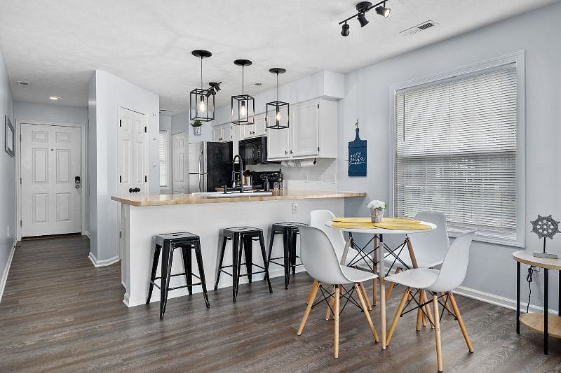 Bright dining area and/or workspace