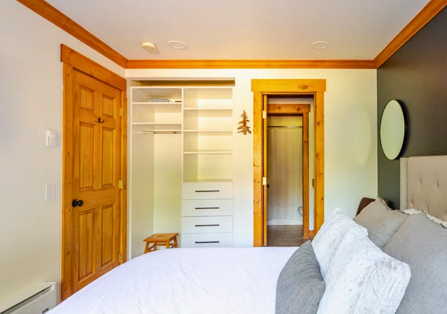 King bedroom with built in wardrobe and ensuite.