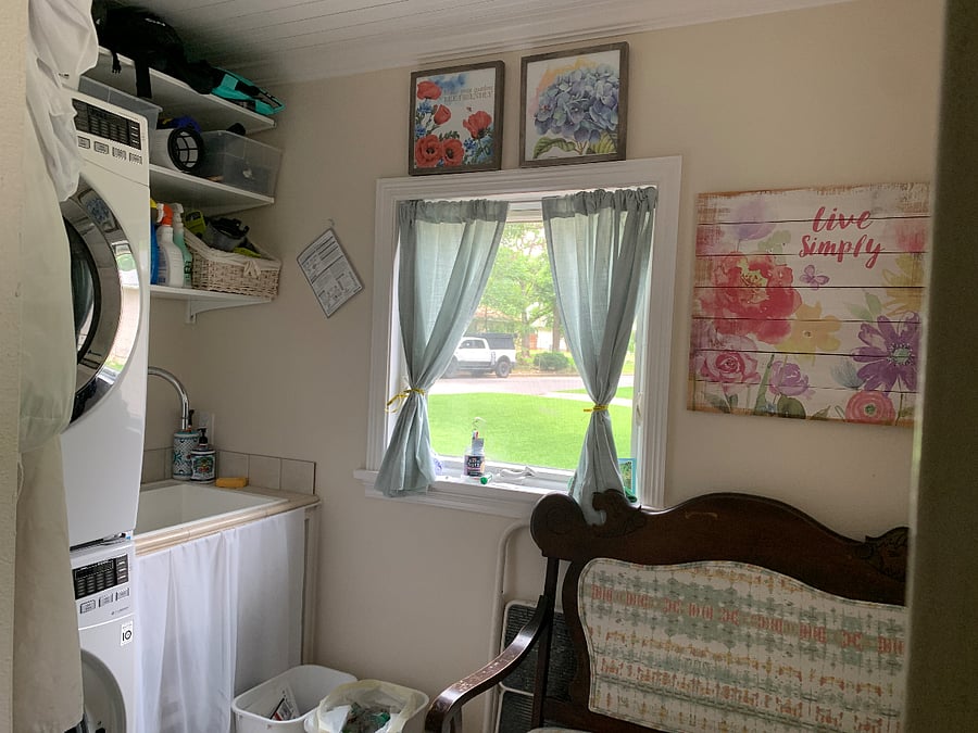 Laundry/mud room with sink 