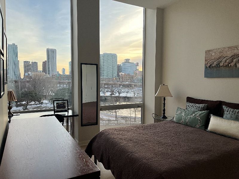 Restful space with views of skyline, park & river!