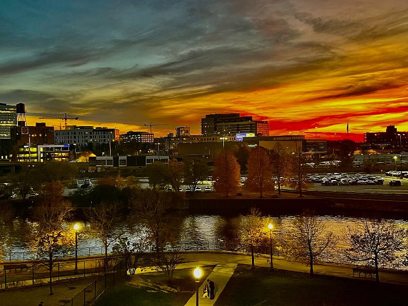 Skyline views of the sunset, river & skyline from your room, balcony, kitchen & living room