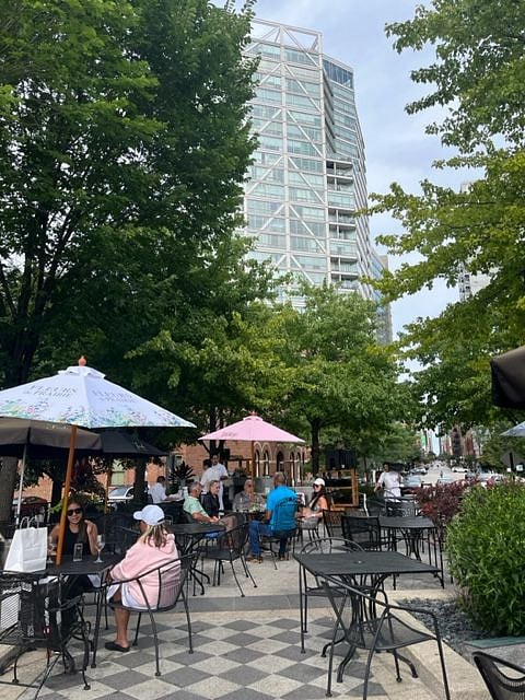 Erie Cafe alfresco dining on the river 1 block away with many coffee shops, shopping (Michigan Avenue), nightlife & restaurants walking distance!
