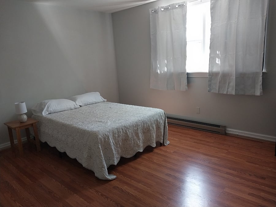 Downstairs bedroom. Full bed.