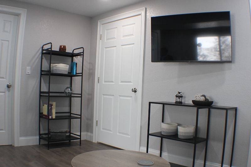 Livingroom TV and bookshelf
