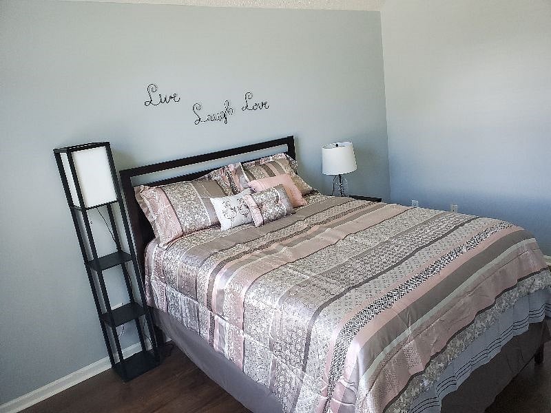 Bedroom #1: QUEEN size bed, wall mounted Smart TV 