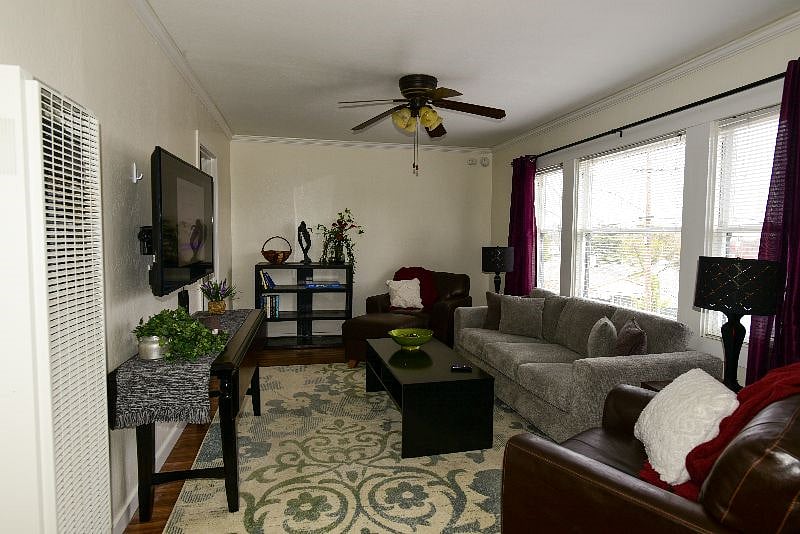 Smart TV, (l) wall heater, (up) fan light and plenty of seating