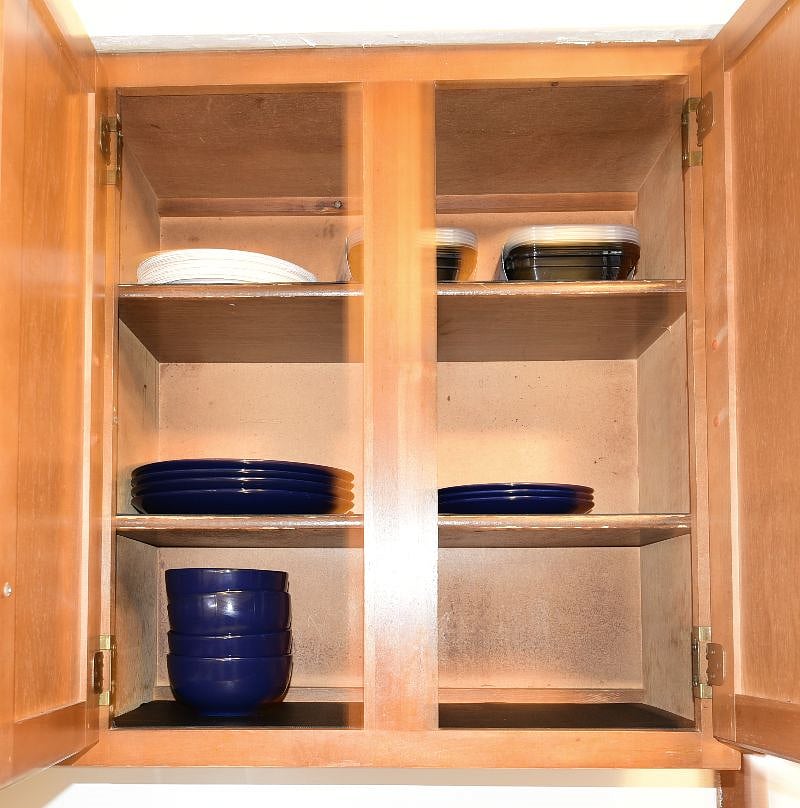 New 4 pc serving plate/bowl set and to go containers