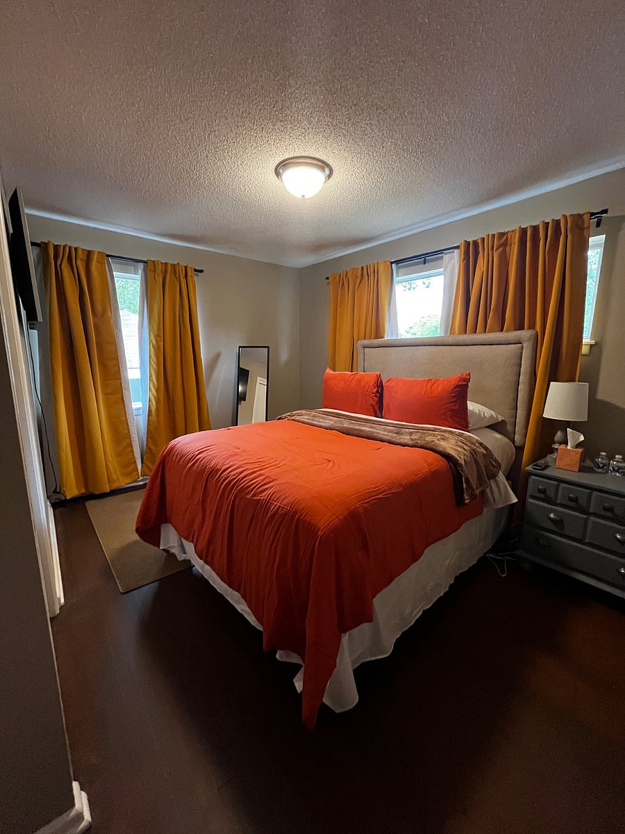 Master Bedroom with Queen Plush Bed - 48' Roku TV - Fast Wifi 