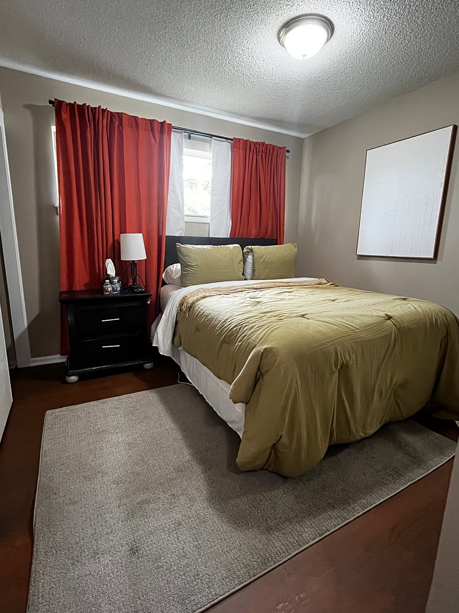 First Bedroom with Queen Plush Comfort - 40' Roku TV - Fast Wifi 