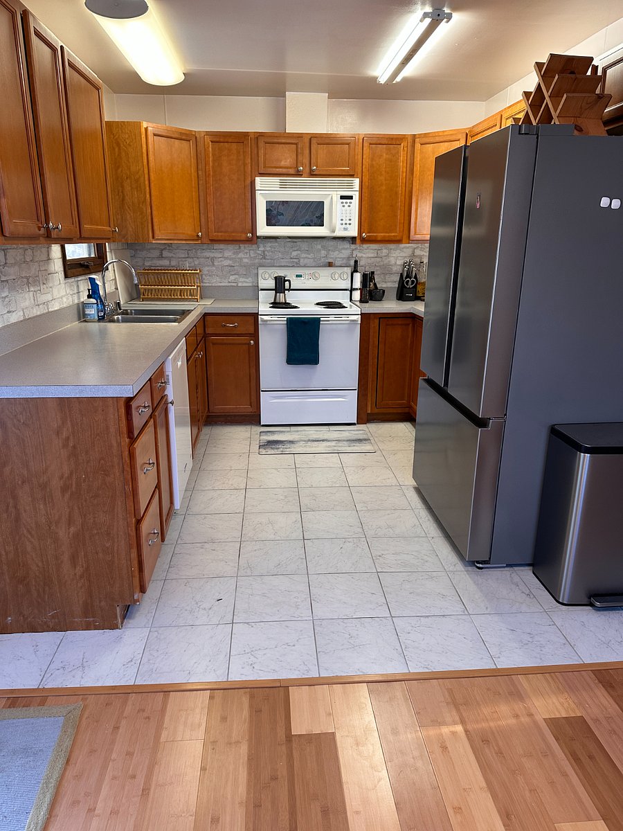 Kitchen w/ new fridge and tiles installed in 2022