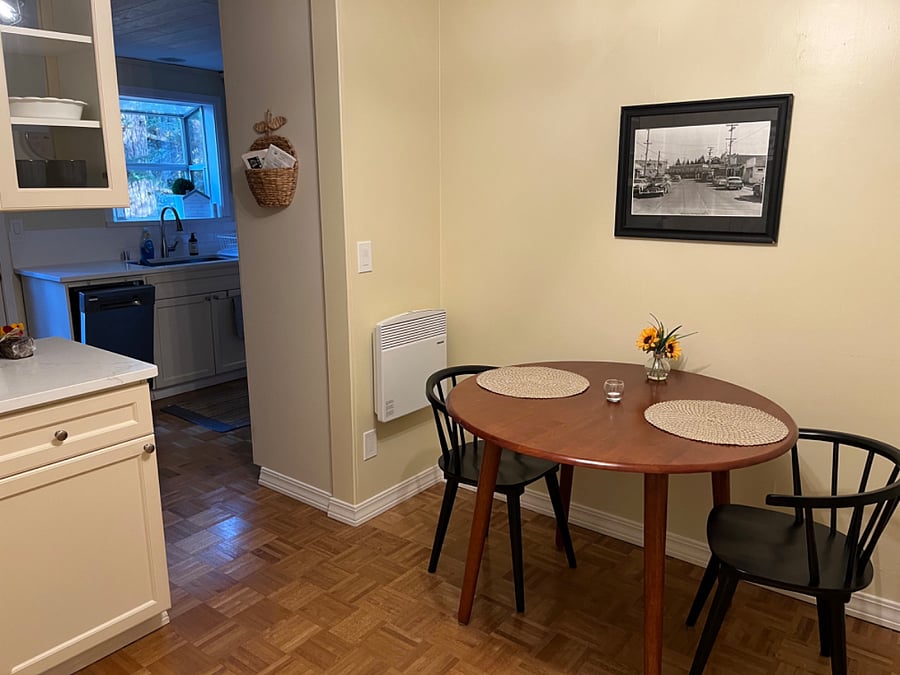 Separate eating area and coffee bar