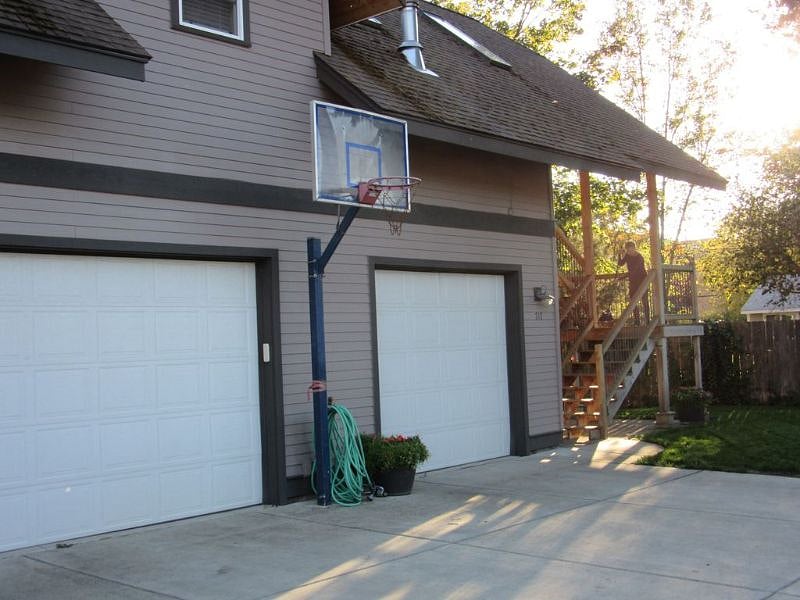 Single garage belongs to the tenant