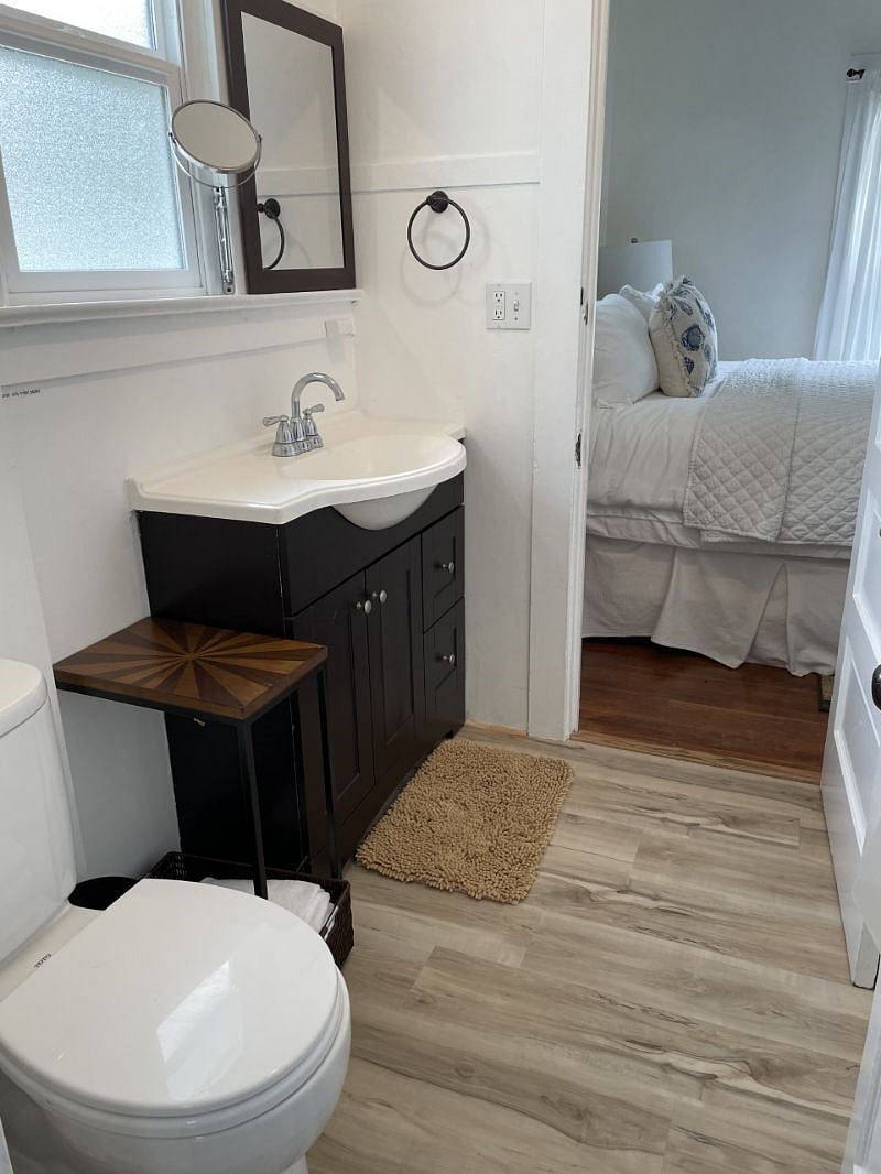 Full bath with shower/tub