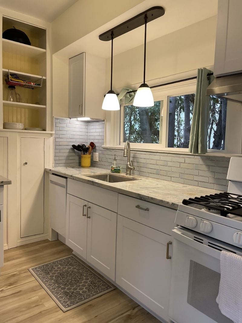 Kitchen w/dishwasher, stove, oven, fridge