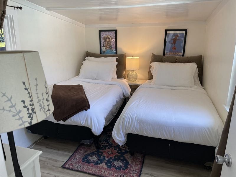 Double twin bedroom w/TV, step to half bath