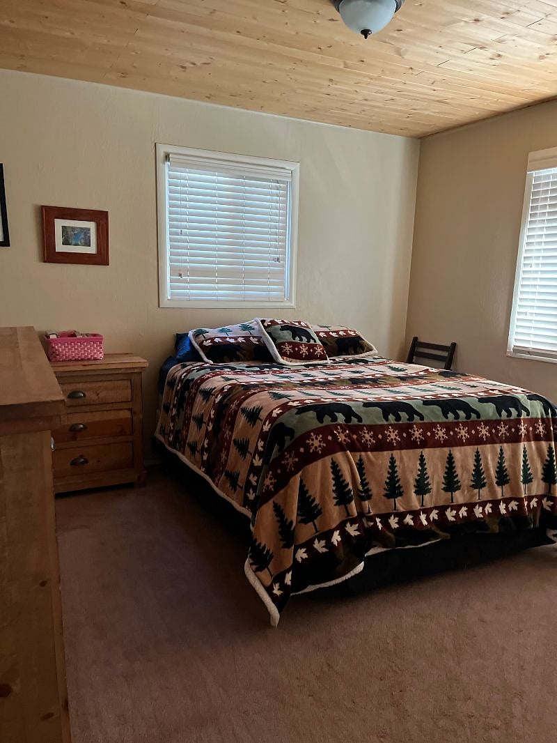 Queen bedroom/dresser/nightstand