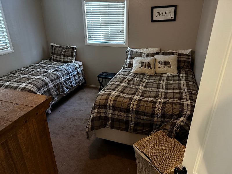 Twin/full bedroom/chest/TV with Roku