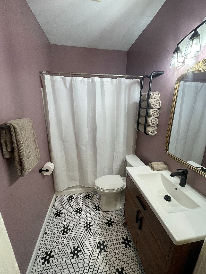 Full Bathroom with Tub