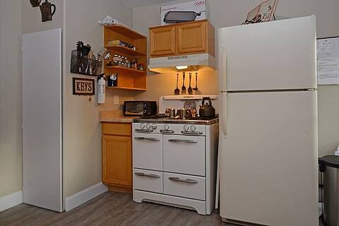 Full gas stove and fridge