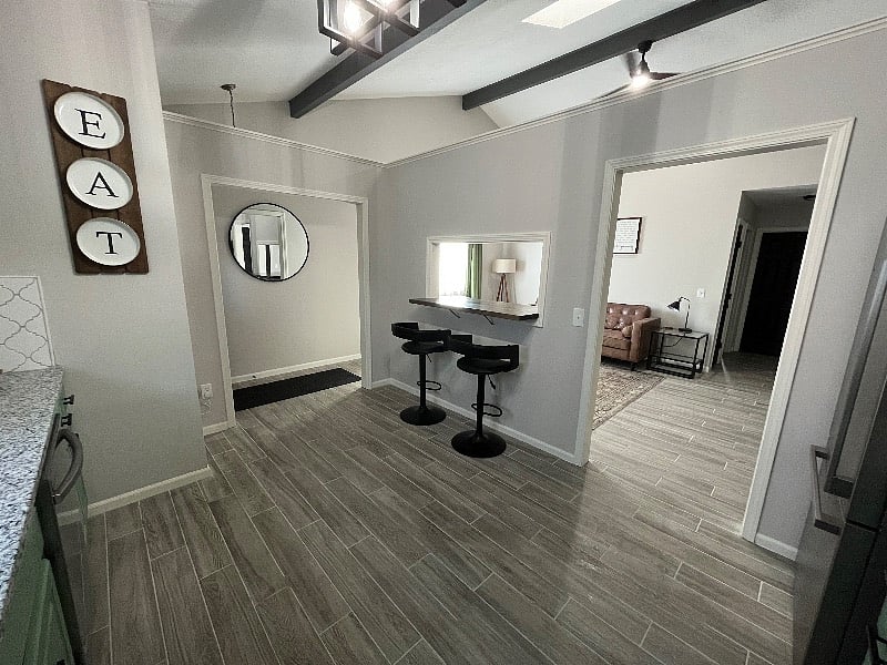 Bar top table to sit at and eat and drink.
Stools for 4 and an open look to the living room.