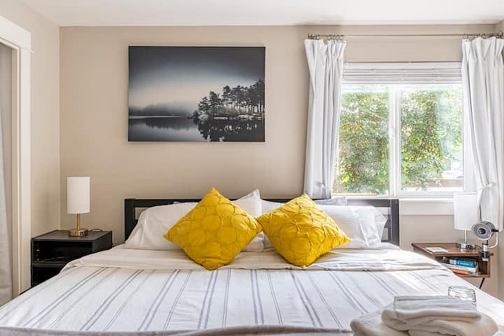King bed with memory foam mattress.