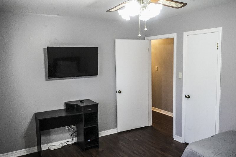 Bedroom #3 - Mounted 43" Smart TV With A Designated Work Station And High Speed Wi-Fi