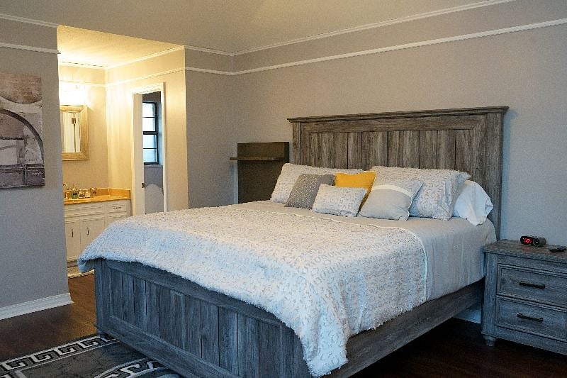 Master Suite - King Size Bed With Foam Mattress and Built In Charging Station 