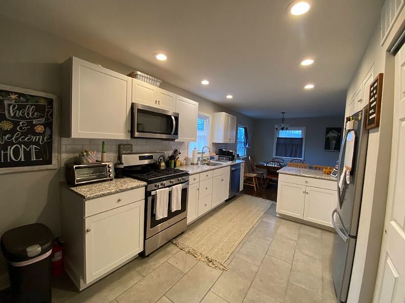 Full kitchen. You will have half the refrigerator and freezer and a shelf in the pantry. Anything in the kitchen can be used by traveler. 